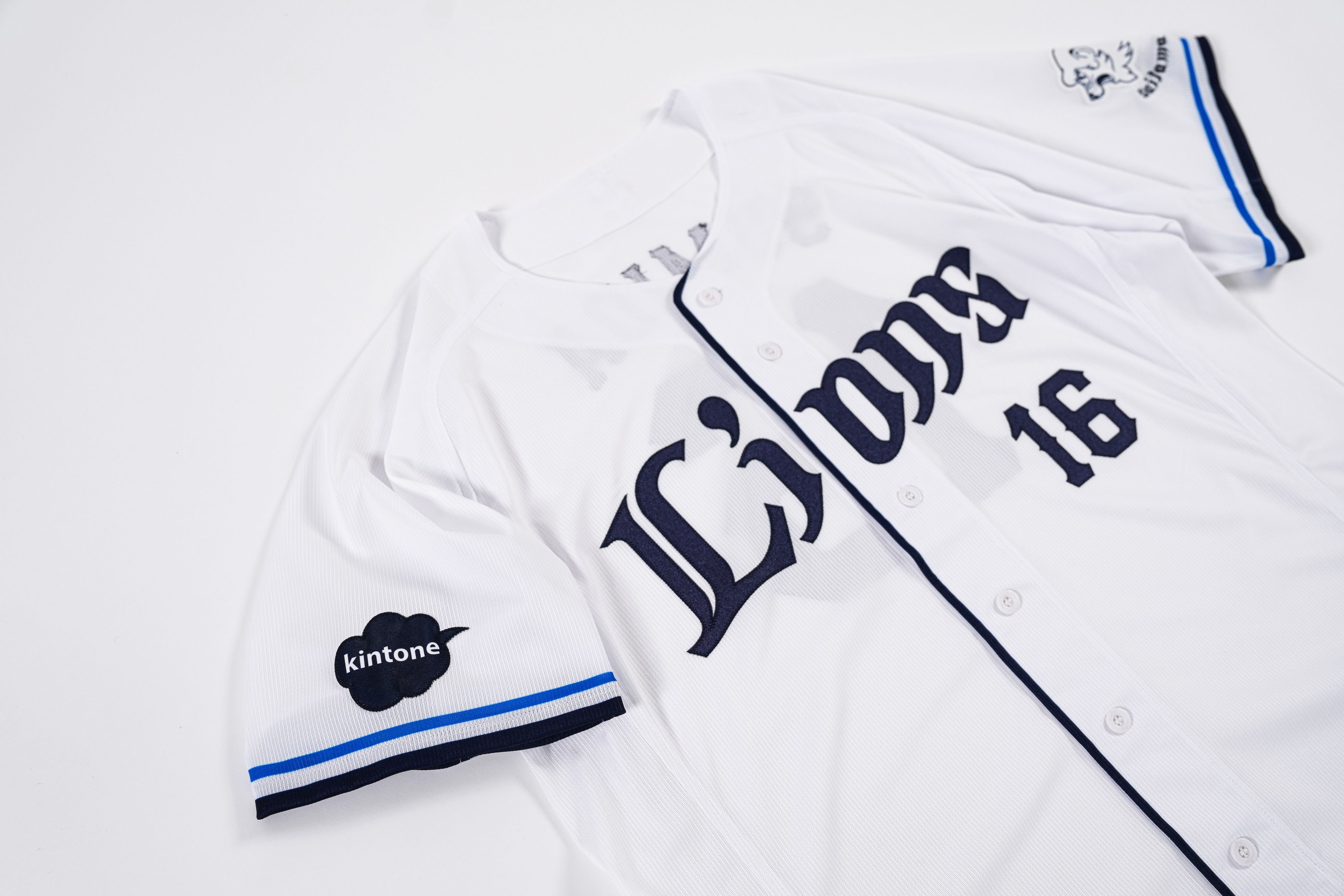 「kintone」のロゴが入ったユニフォーム